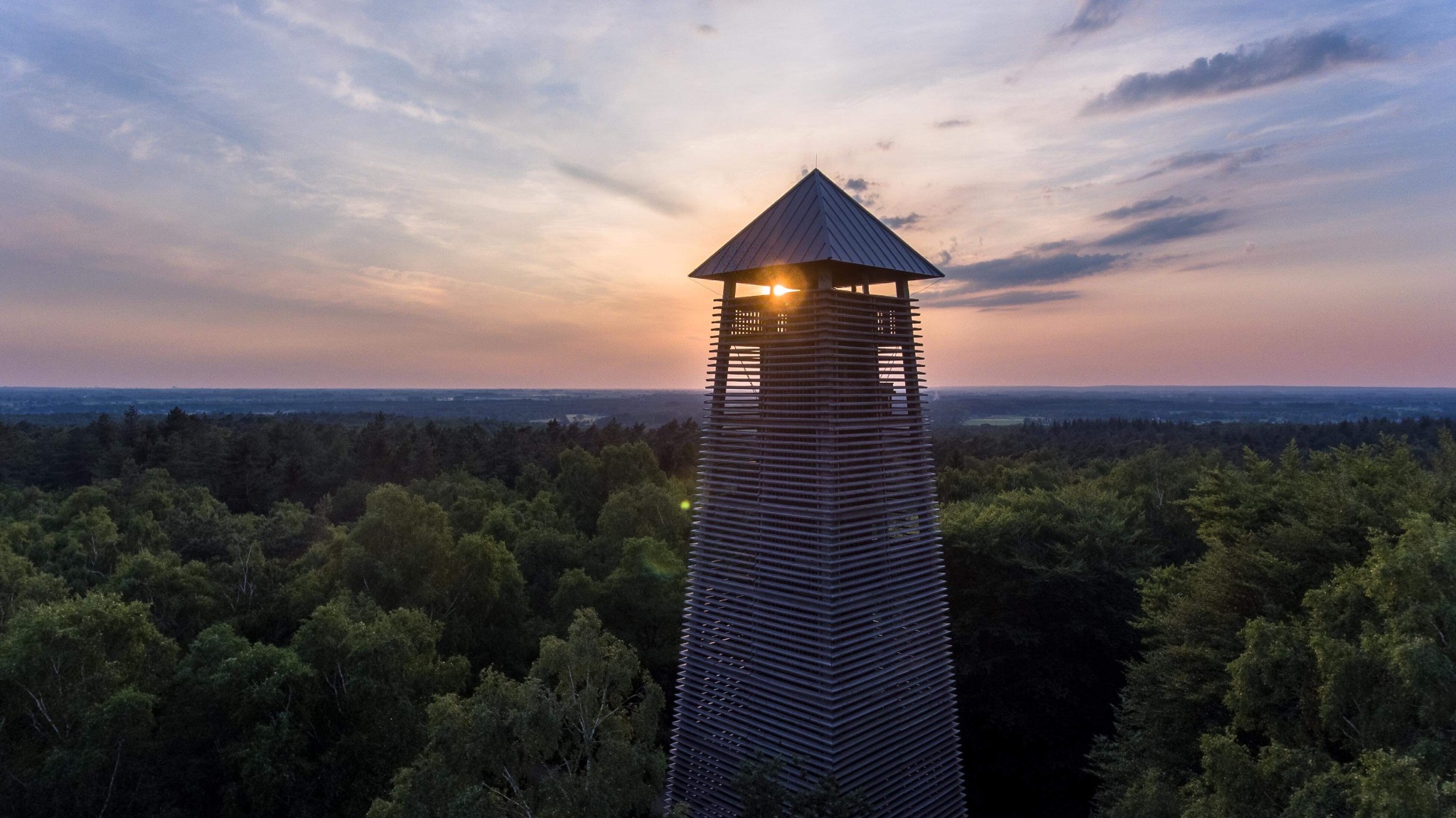 Uitzichttoren Hulzenberg boven het Bergherbos bij zonsondergang
